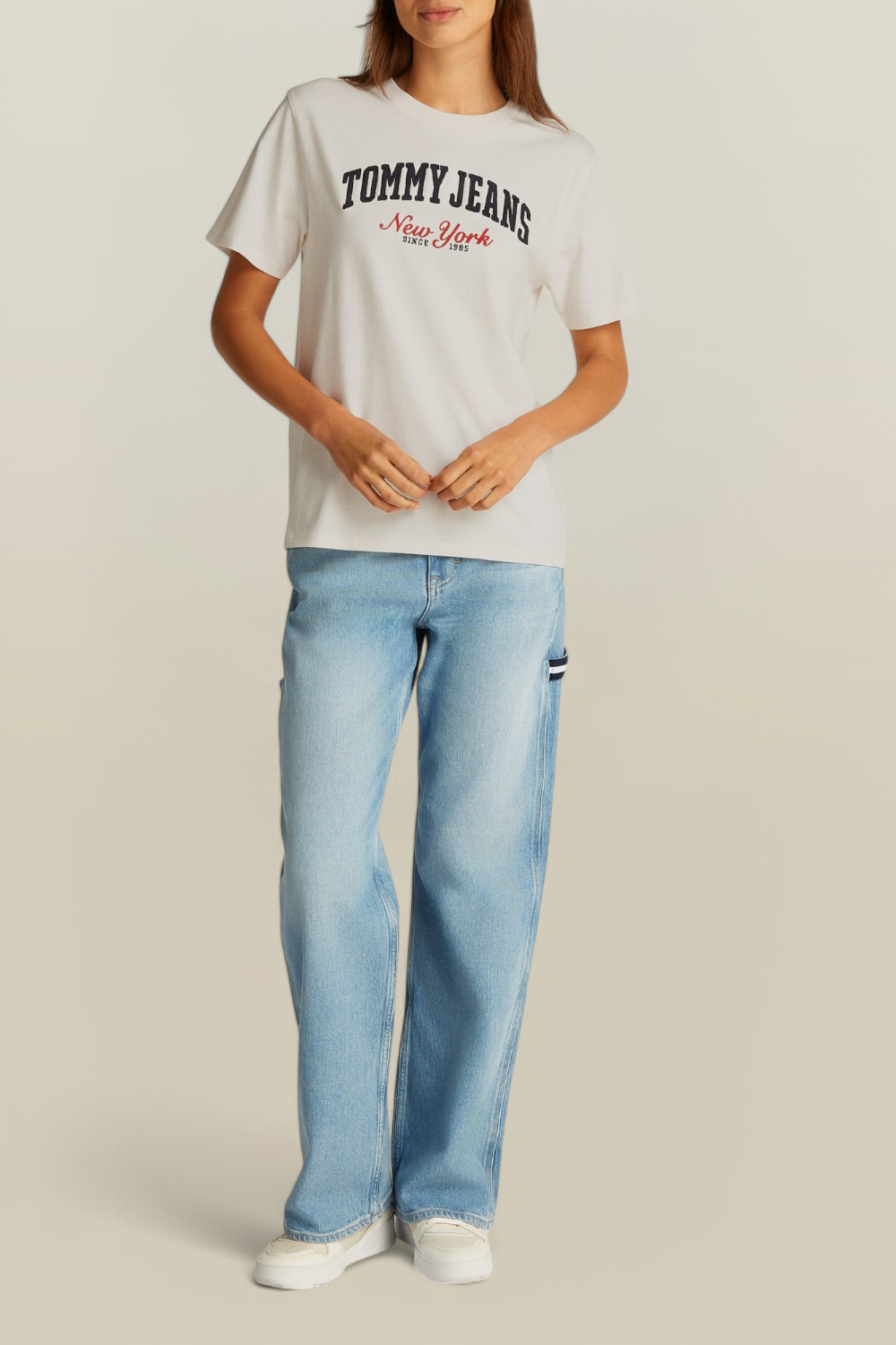 תמונת כל הלוק של חולצת טי